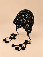 Gorro de pescador calado de ganchillo, color negro, vista de tres cuartos en la fotografía del producto