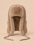 Gorro peruano de mujer con orejeras y cintas, colores caqui y beige, vista frontal