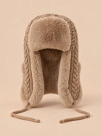 Gorro peruano de mujer con orejeras y cintas, colores caqui y beige, vista frontal