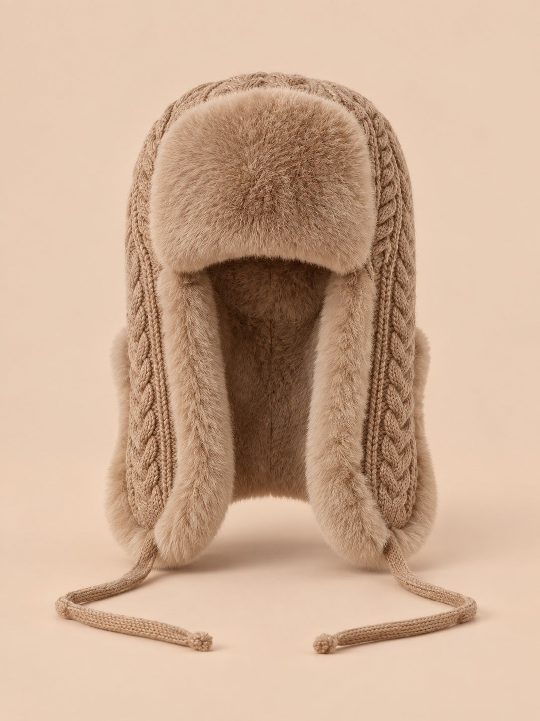 Gorro peruano de mujer con orejeras y cintas, colores caqui y beige, vista frontal