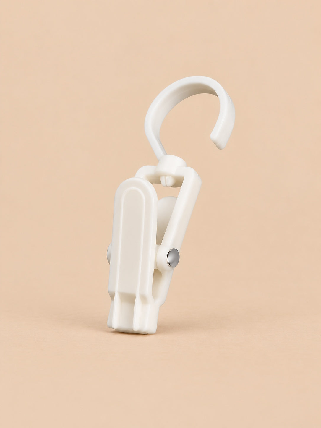 Pince à chapeau avec crochet en plastique blanche, vue de face.