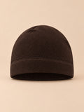 Bonnet polaire coupe-vent pour vélo café, vue de face sur fond beige