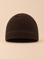 Bonnet polaire coupe-vent pour vélo café, vue de face sur fond beige