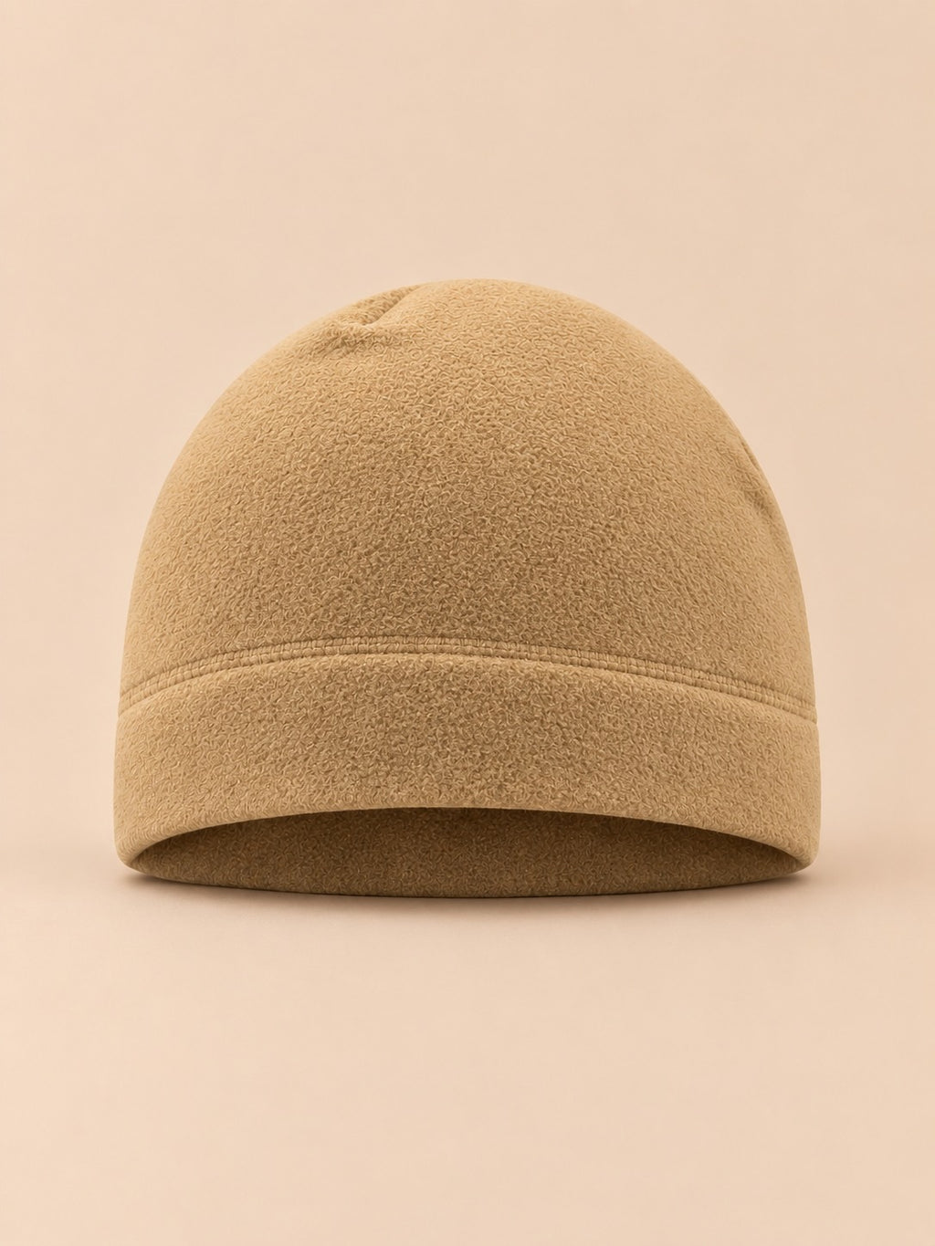 Bonnet polaire coupe-vent pour vélo kaki sable, vue de face sur fond beige