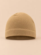 Bonnet polaire coupe-vent pour vélo kaki sable, vue de face sur fond beige