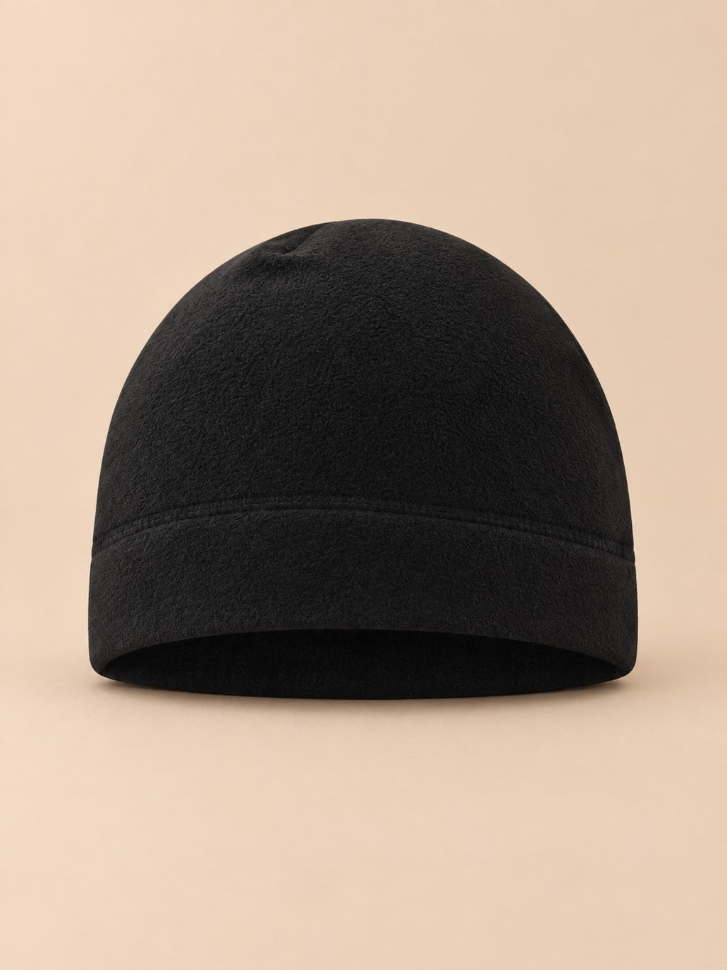 Gorro negro de tejido polar suave y cortavientos para bicicleta, fotografiado de frente sobre fondo beige