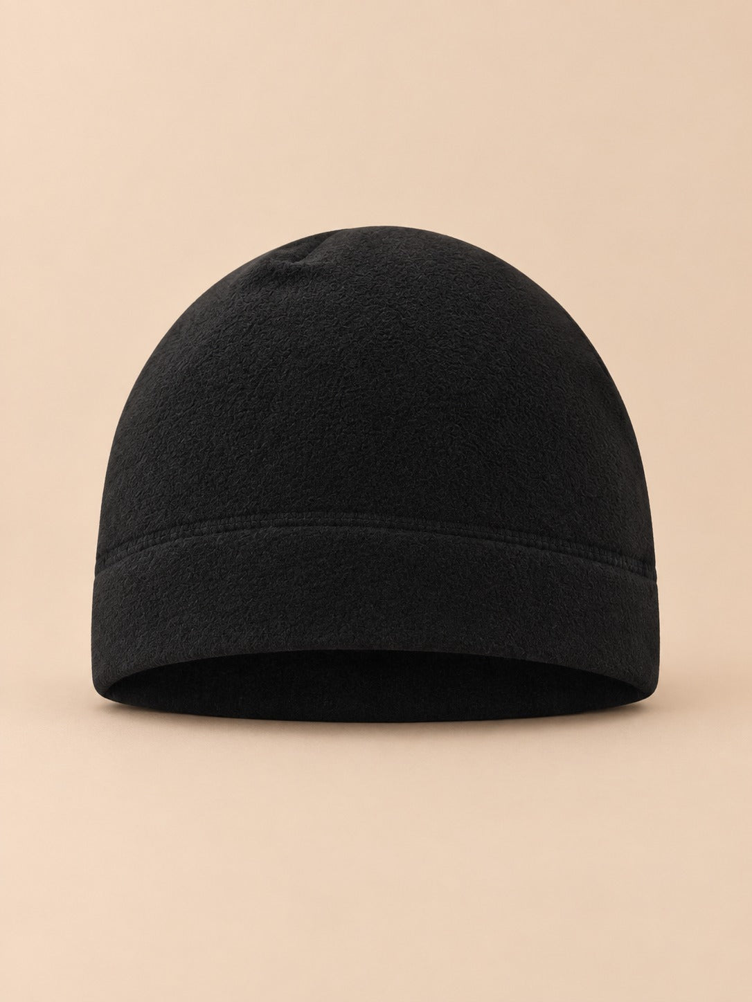 Bonnet polaire coupe-vent pour vélo noir, vue de face sur fond beige