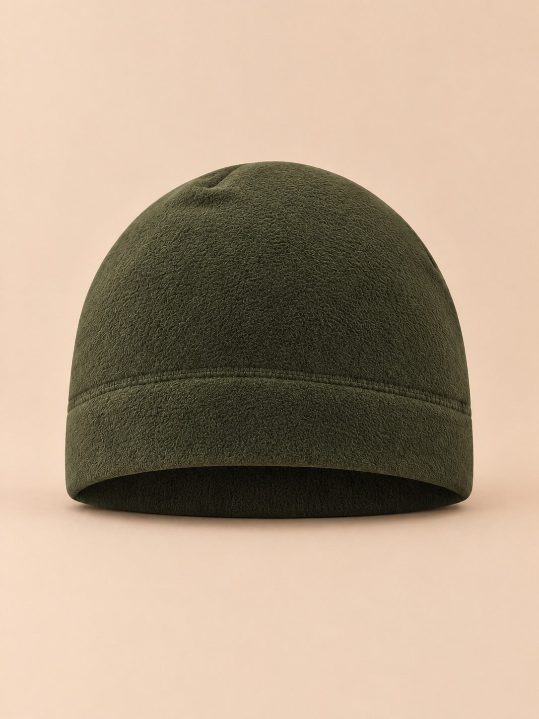 Bonnet polaire coupe-vent pour vélo vert militaire, vue de face sur fond beige