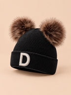 Gorro polar de mujer con letra y orejas suaves, letra D, color negro, vista de tres cuartos