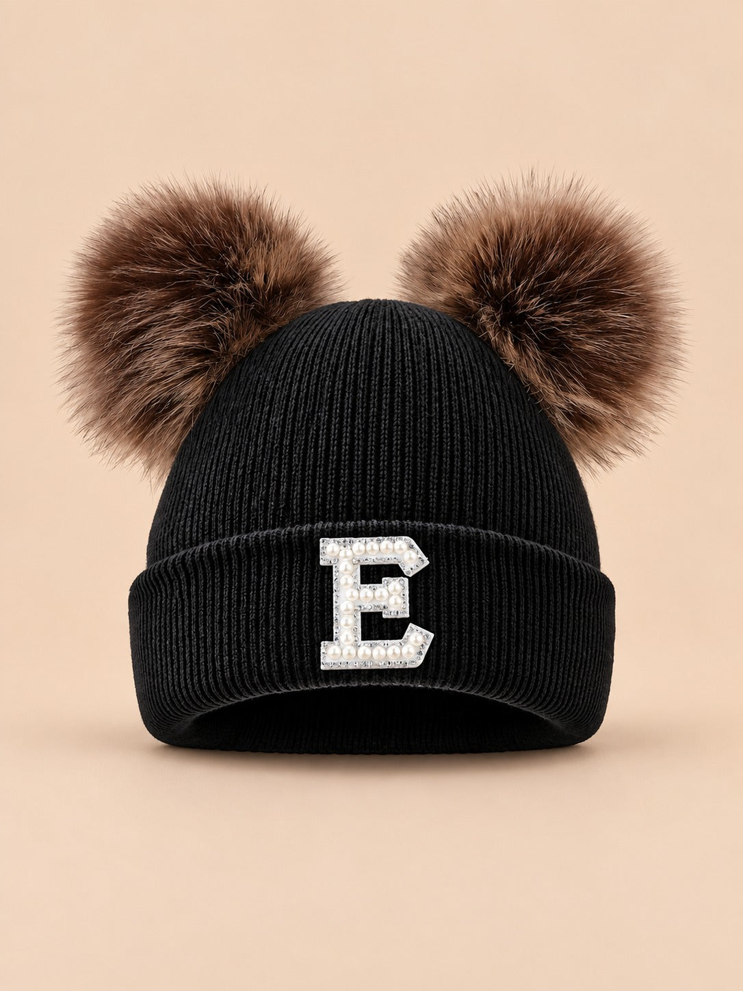 Bonnet polaire femme noir à oreilles, lettre E, vue de face sur fond beige