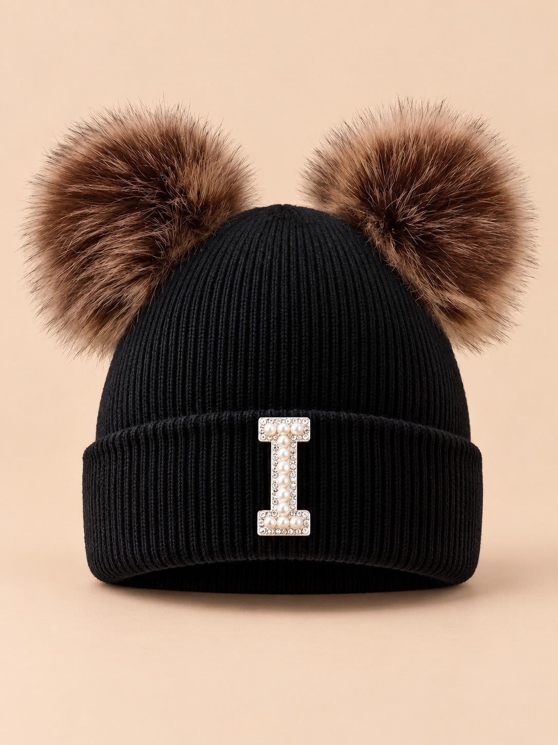 Bonnet polaire femme noir à oreilles, lettre I, vue de face sur fond beige