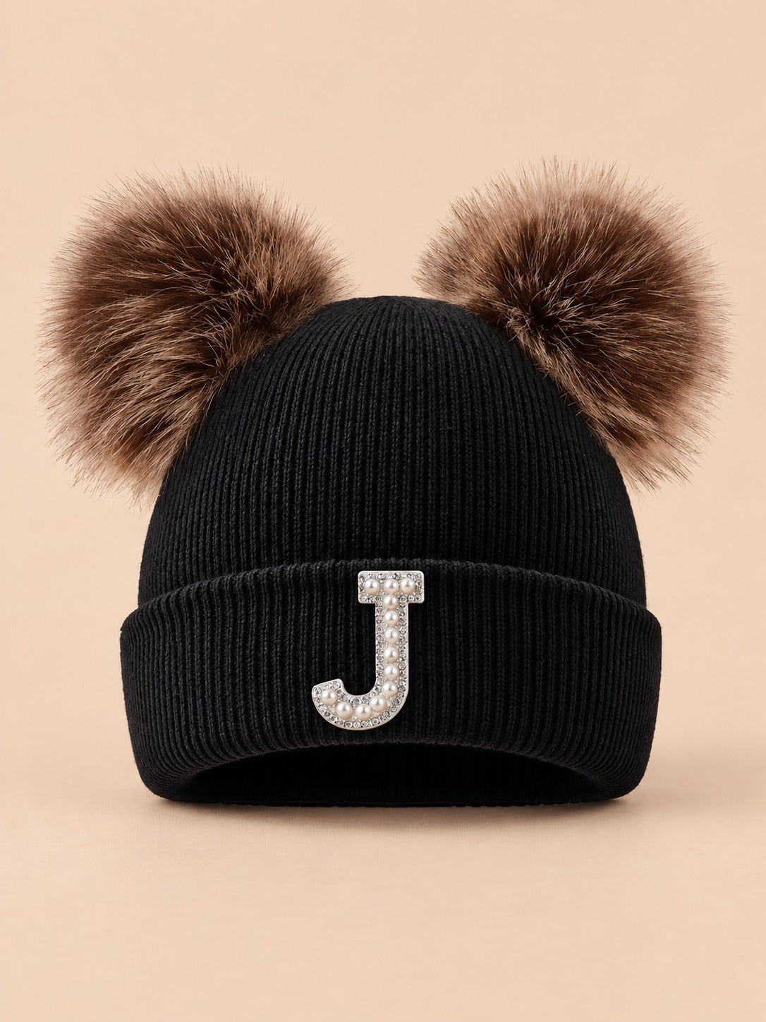 Bonnet polaire femme noir à oreilles, lettre J, vue de face sur fond beige
