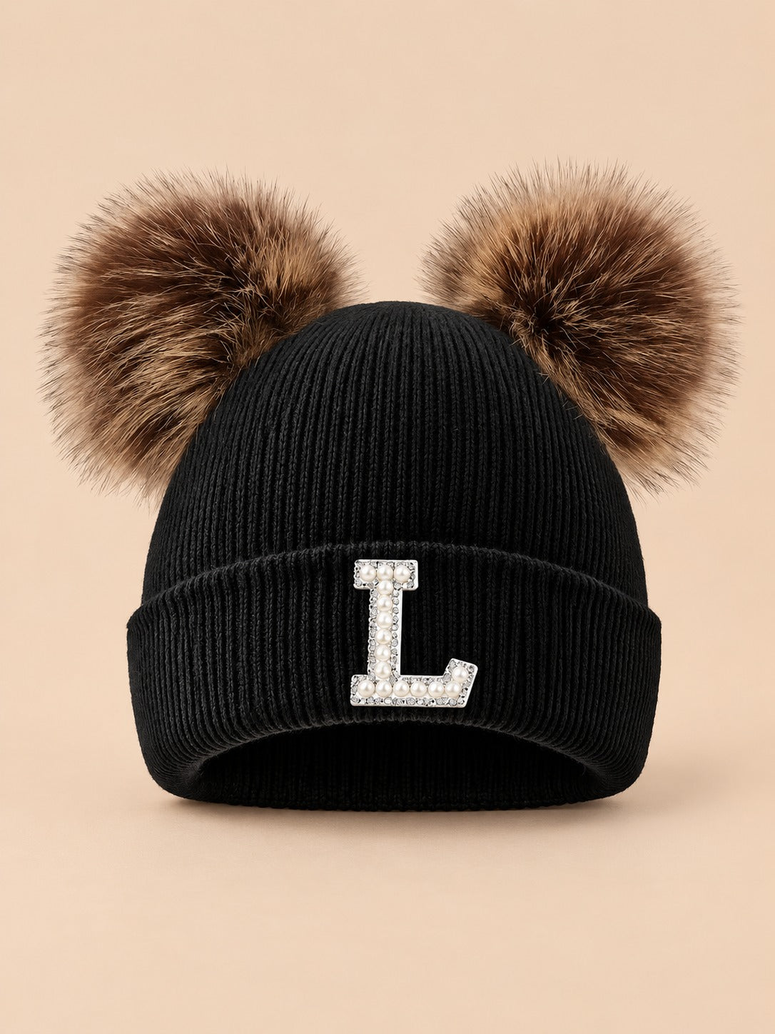 Bonnet polaire femme noir à oreilles, lettre L, vue de face sur fond beige