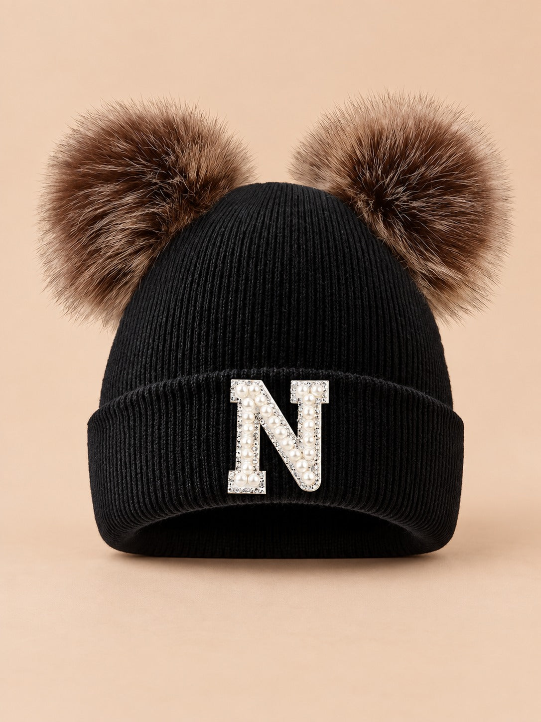 Bonnet polaire femme noir à oreilles, lettre N, vue de face sur fond beige