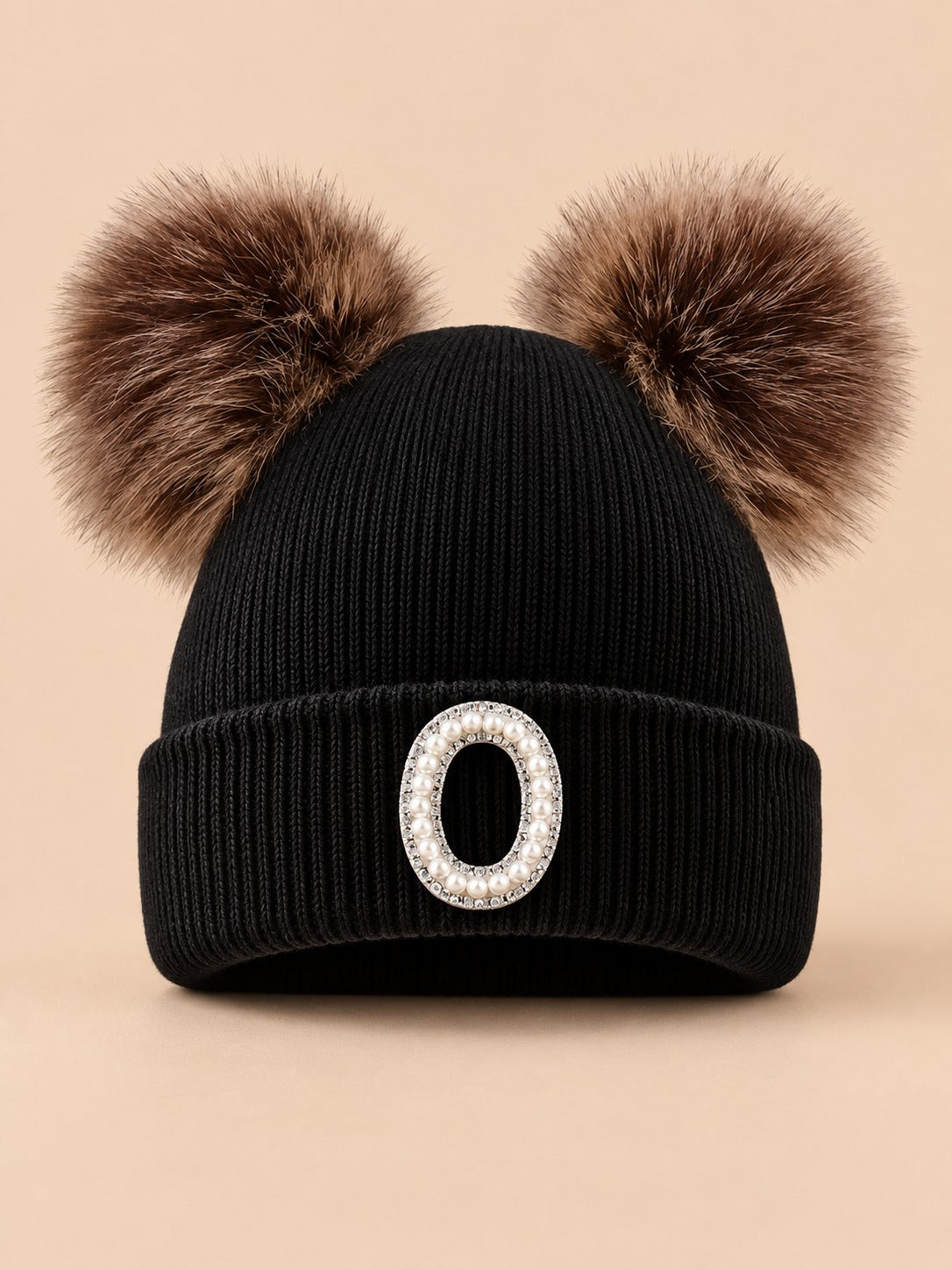 Bonnet polaire femme noir à oreilles, lettre O, vue de face sur fond beige
