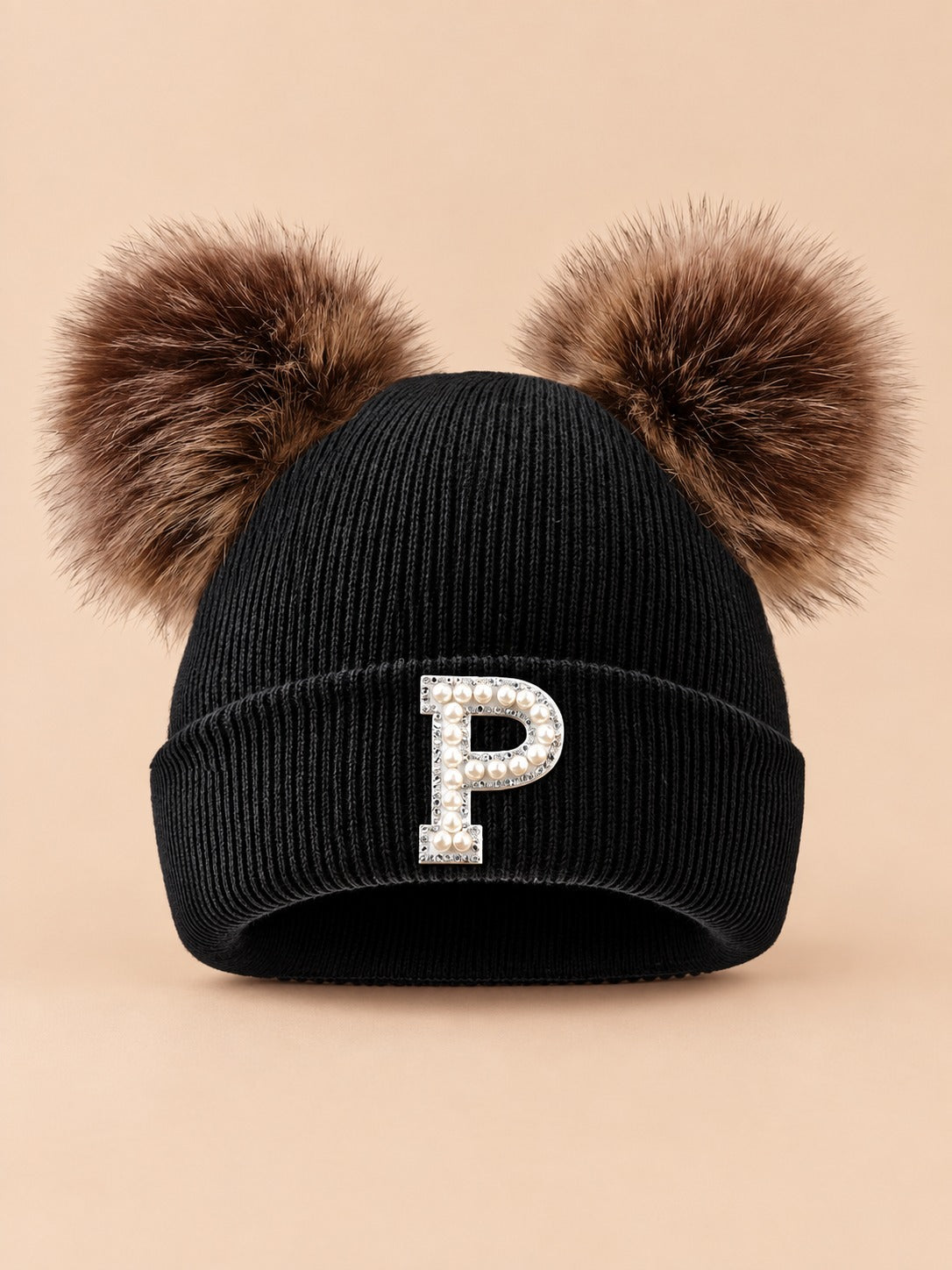 Bonnet polaire femme noir à oreilles, lettre P, vue de face sur fond beige