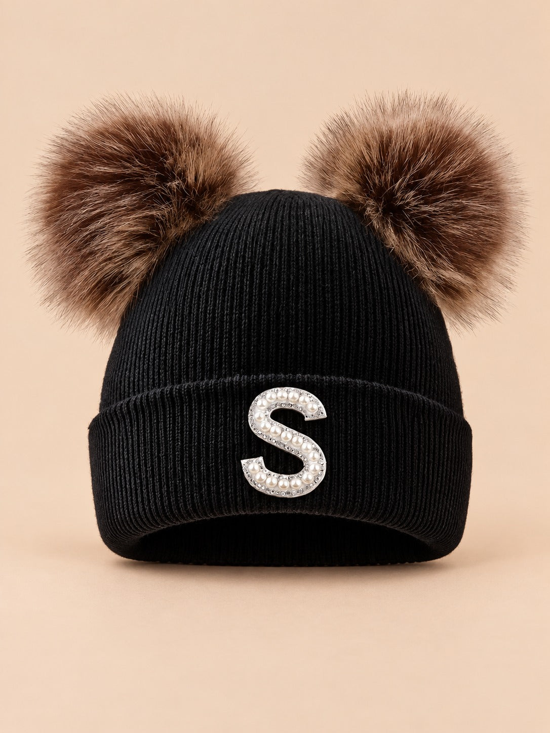 Bonnet polaire femme noir à oreilles, lettre S, vue de face sur fond beige