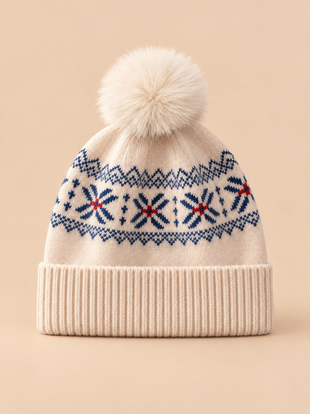 Gorro de cachemira con pompón y orejeras, color beige, vista frontal, sobre fondo color arena y melocotón