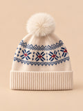 Gorro de cachemira con pompón y orejeras, color beige, vista frontal, sobre fondo color arena y melocotón