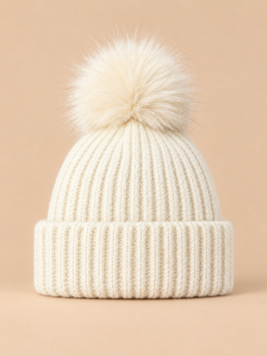 Bonnet à pompon blanc en maille côtelée à revers, vue de face.