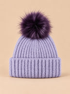 Bonnet à pompon lavande en maille côtelée à revers, vue de face.