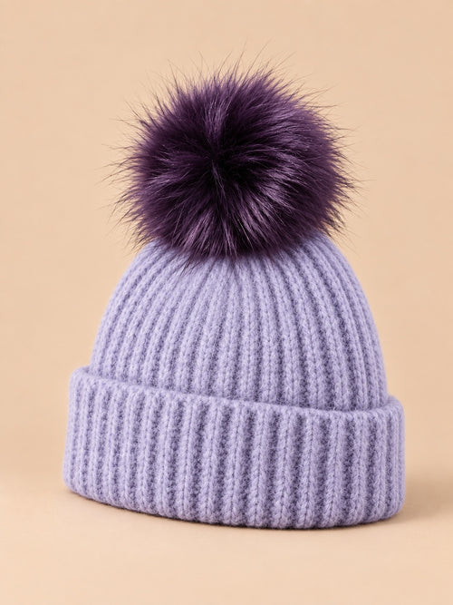 Gorro de canalé de mezcla de lana con vuelta y pompón, color lavanda, vista de tres cuartos