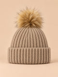 Gorro de canalé de mezcla de lana con vuelta y pompón, color marrón oscuro, vista frontal
