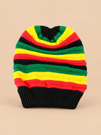 Bonnet rasta jamaïcain en maille multicolore, vue de face.