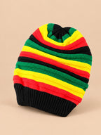 Bonnet rasta jamaïcain en maille multicolore, vue de trois quarts.