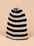Bonnet rasta rayé au crochet noir et beige, modèle 5, vue de trois quarts.