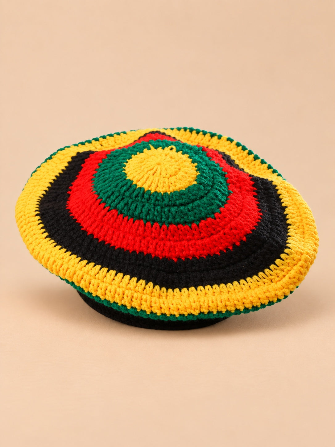 Bonnet tam rasta au crochet multicolore à cercles, vue de trois quarts.