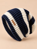 Gorro ligero de rayas de punto azul marino, de estilo coreano, fotografiado en vista de tres cuartos