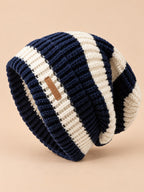 Gorro ligero de rayas de punto azul marino, de estilo coreano, fotografiado en vista de tres cuartos