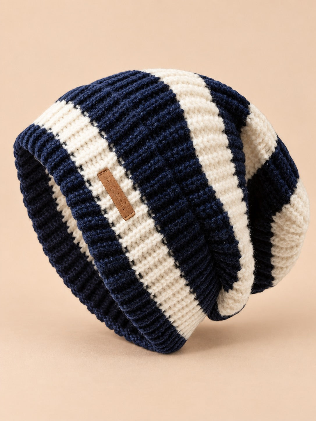 Bonnet rayé léger en maille style coréen, bleu marine, vue de trois quarts