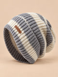 Gorro ligero de punto a rayas, estilo coreano, color gris claro, vista frontal en la fotografía del producto