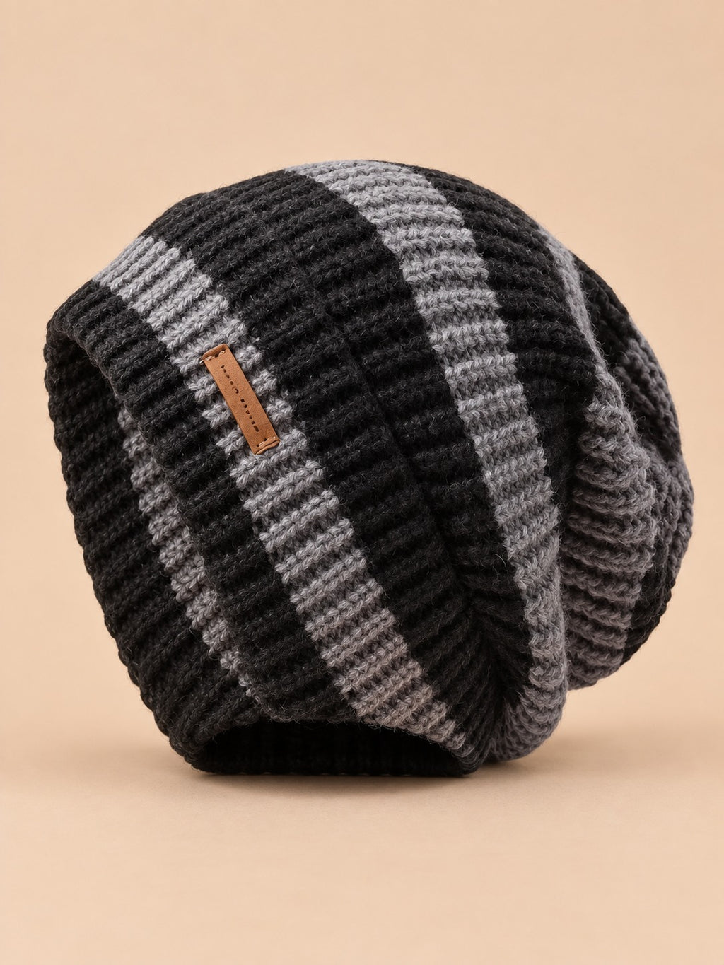 Gorro ligero de punto a rayas, estilo coreano, color gris oscuro, vista frontal en la fotografía del producto