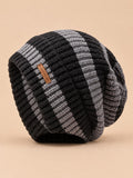 Gorro ligero de punto a rayas, estilo coreano, color gris oscuro, vista frontal en la fotografía del producto