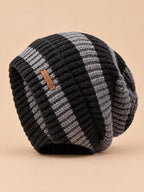 Gorro ligero de punto a rayas, estilo coreano, color gris oscuro, vista frontal en la fotografía del producto