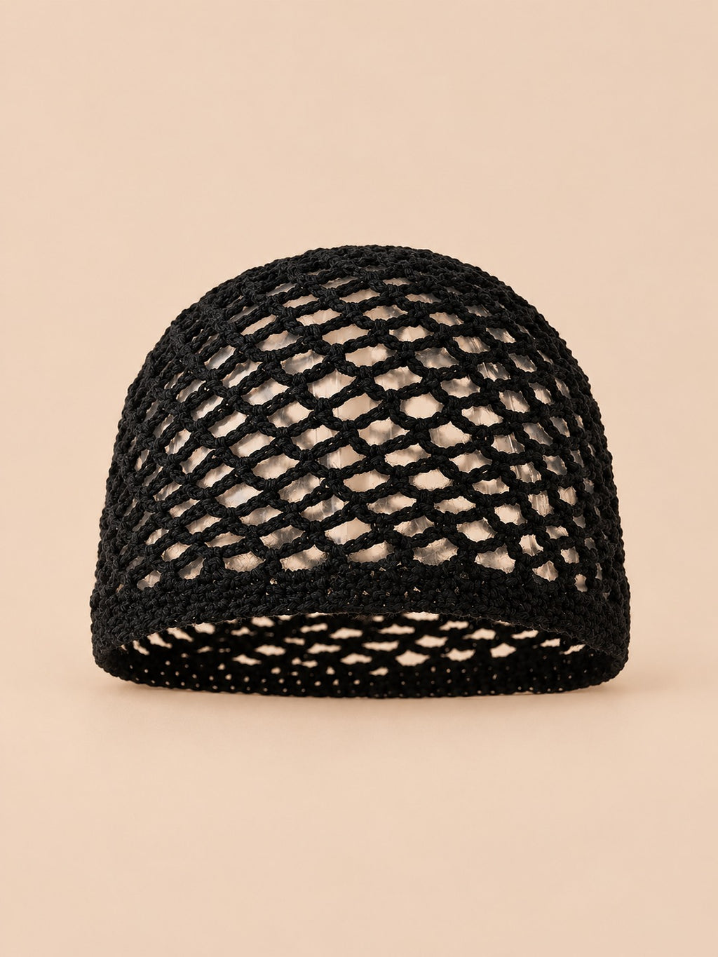 Gorro negro de rejilla de algodón efecto ganchillo, de color liso y tejido aireado, vista frontal