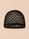 Gorro negro de rejilla de algodón efecto ganchillo, de color liso y tejido aireado, vista frontal