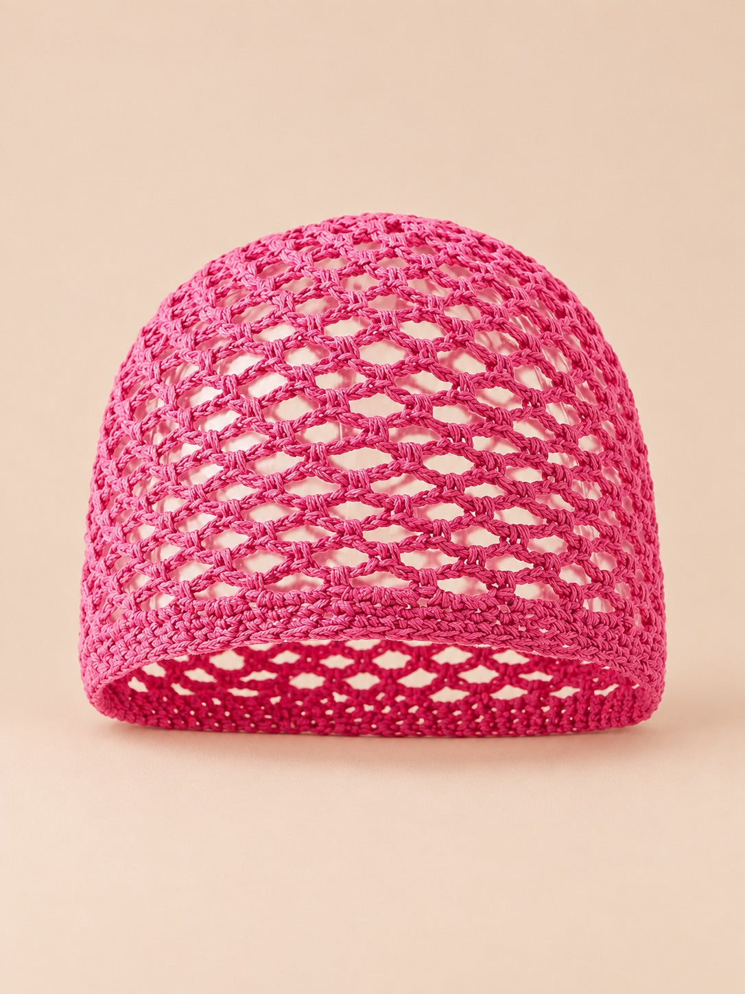 Bonnet résille en coton au crochet, rose fuchsia, vue de face