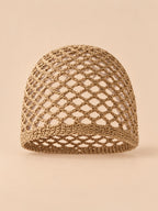 Bonnet fin femme kaki en coton résille ajouré, vue de face sur fond pêche sable