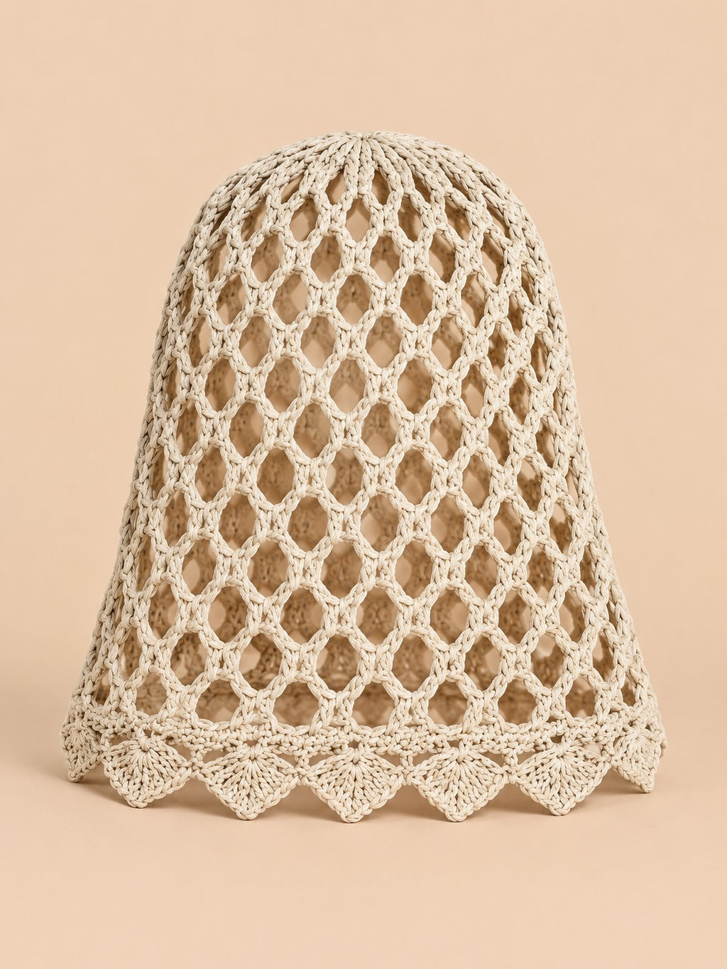 Gorro liso de rejilla calada para primavera, color beige, vista frontal en la fotografía del producto