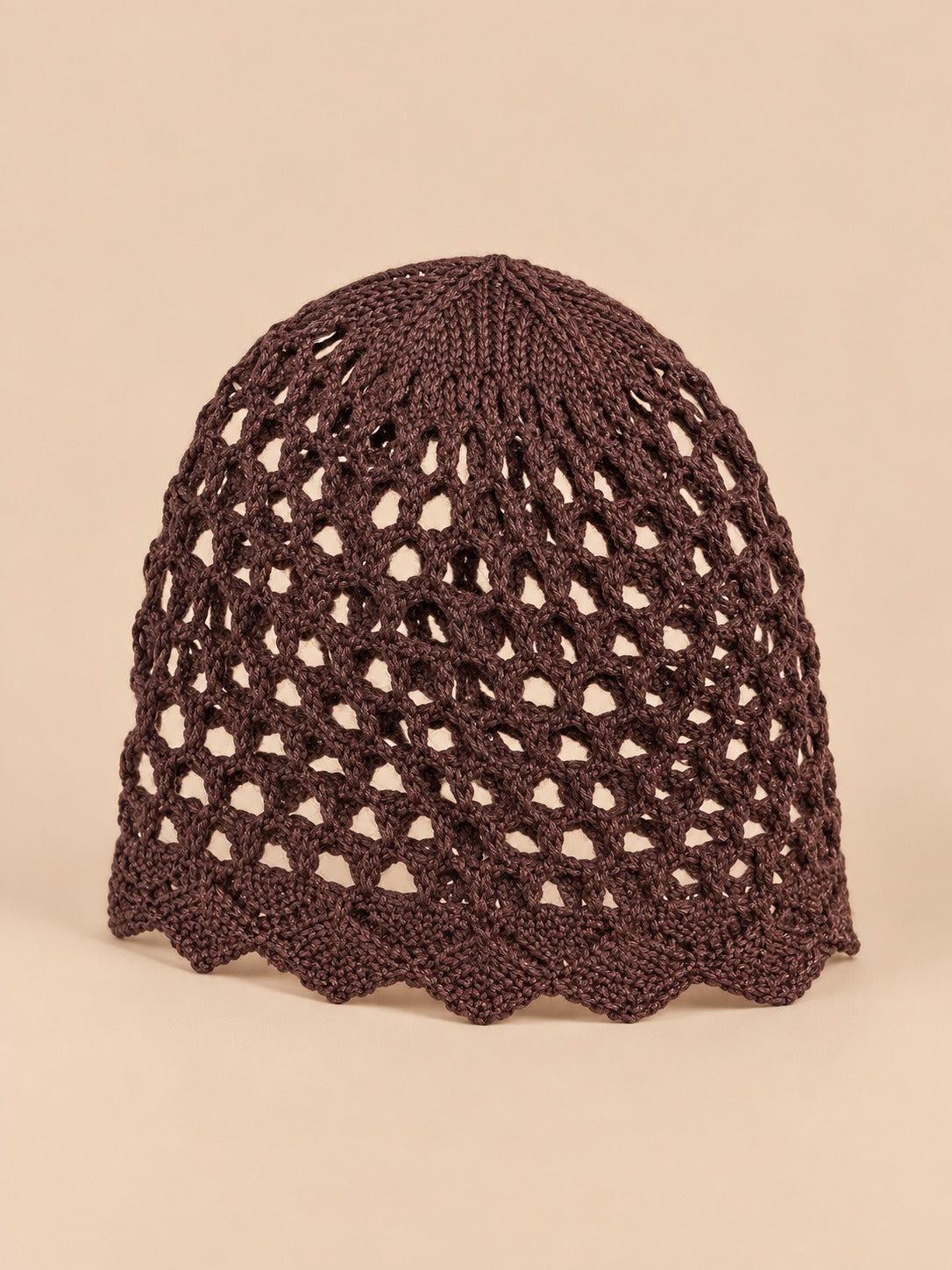 Bonnet résille ajouré au crochet, café, vue de trois quarts