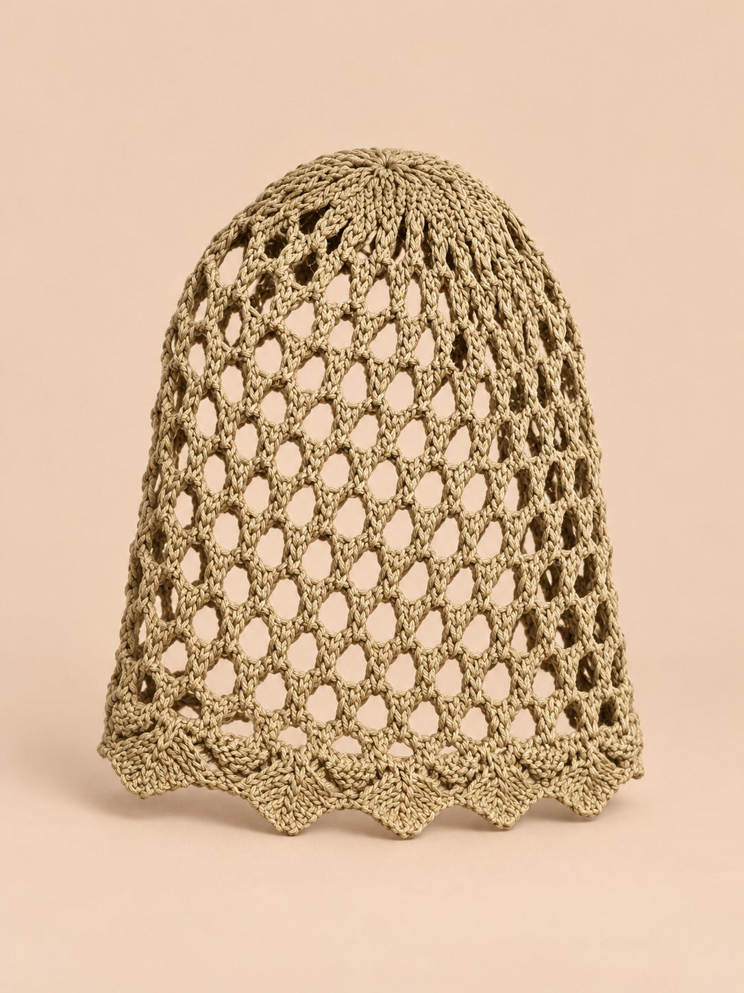 Bonnet résille ajouré au crochet, kaki, vue de face