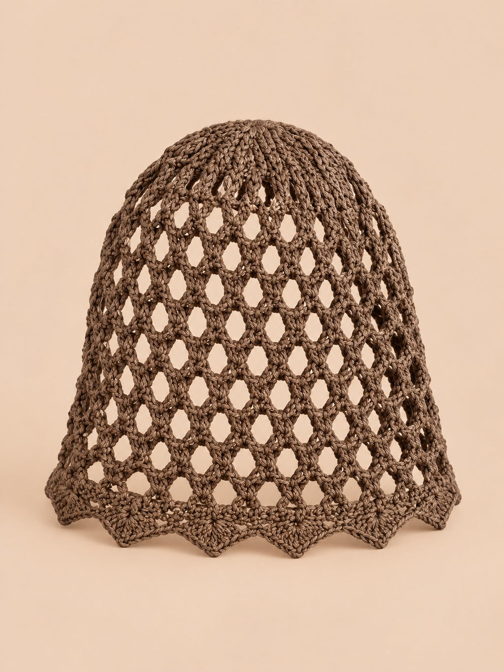 Bonnet résille ajouré au crochet, marron, vue de face