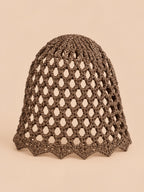 Bonnet résille ajouré au crochet, marron, vue de face