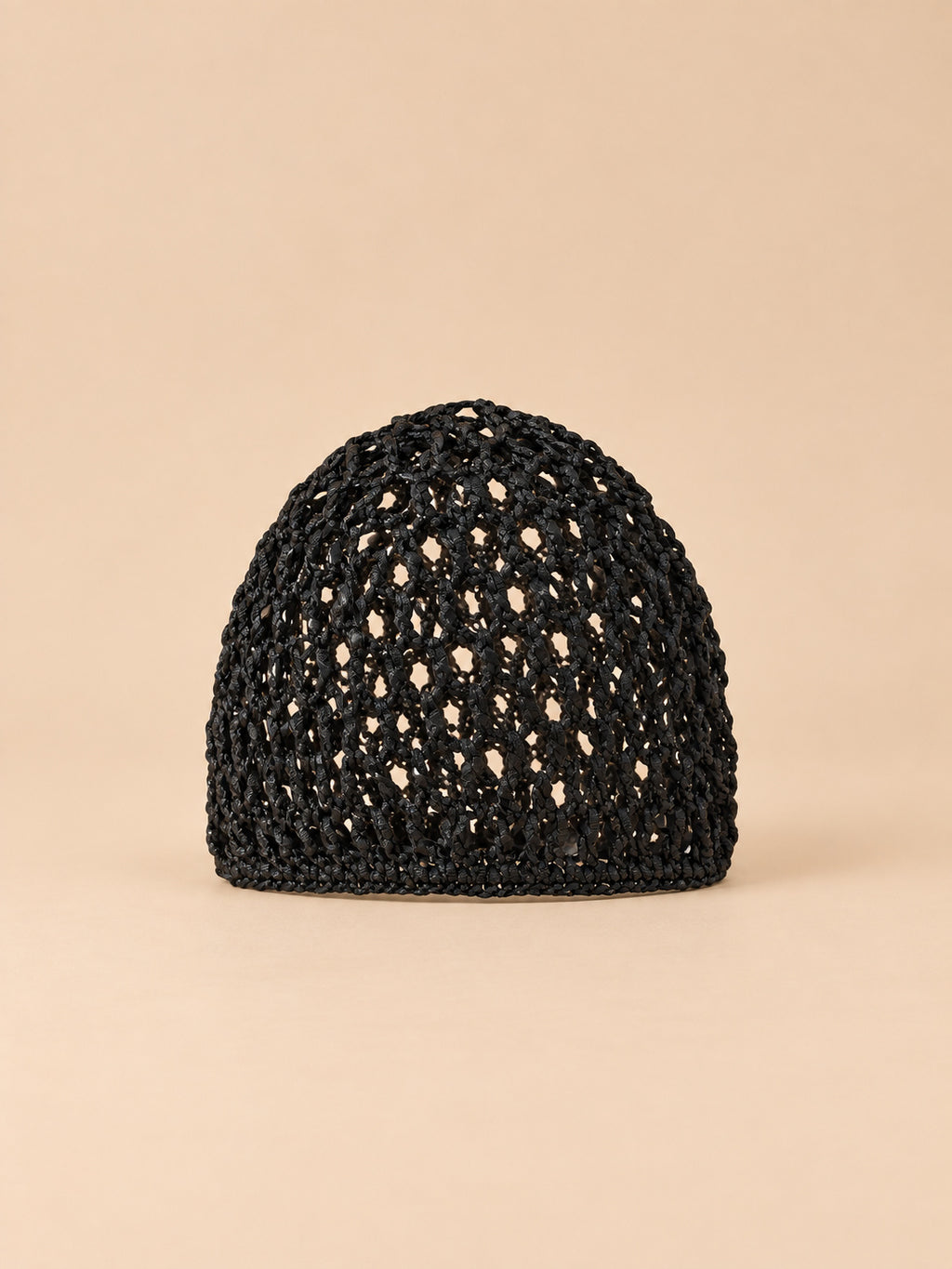 Bonnet résille au crochet noir, maille ajourée, vue de face