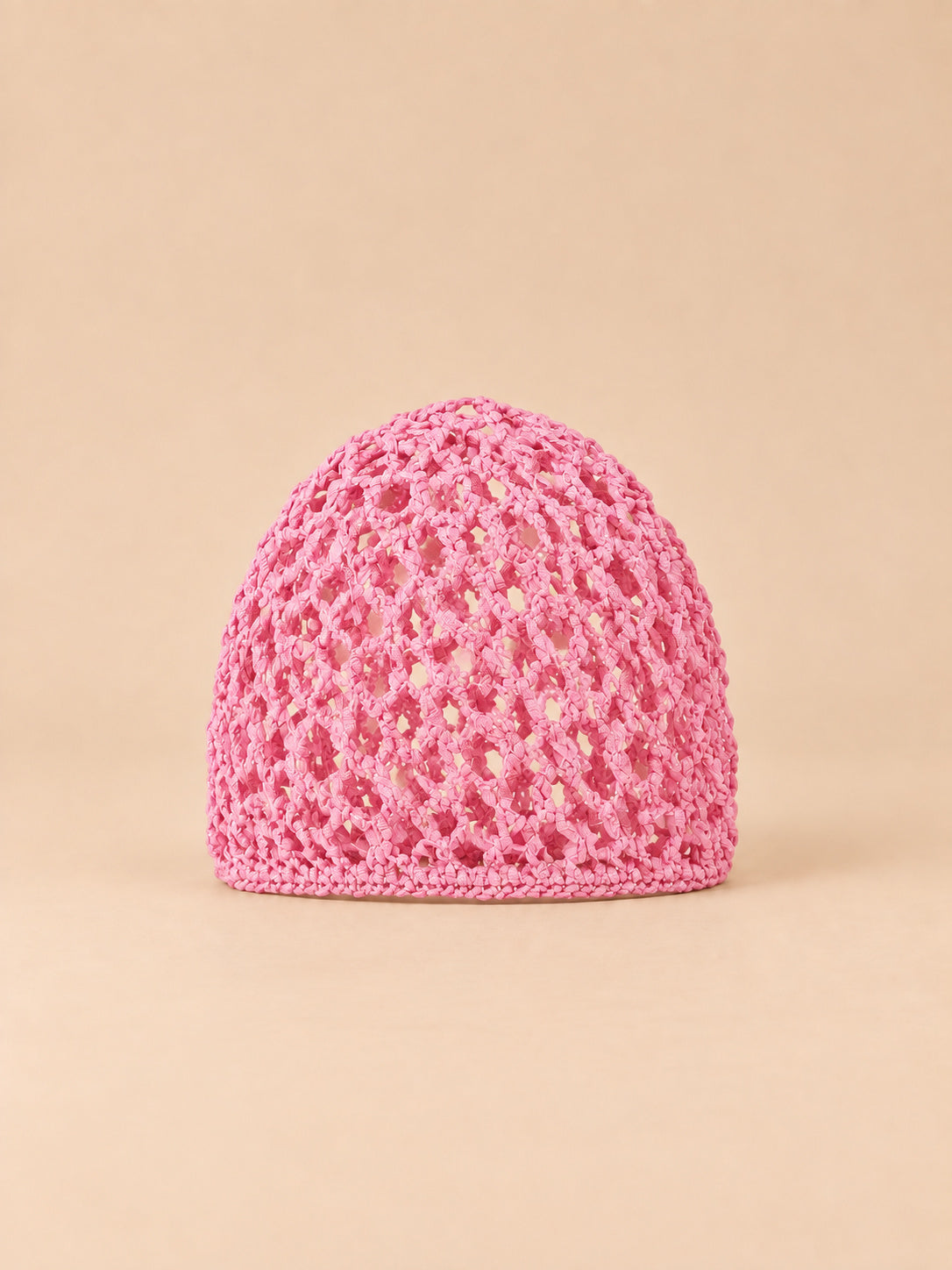 Bonnet résille au crochet rose, maille ajourée, vue de face