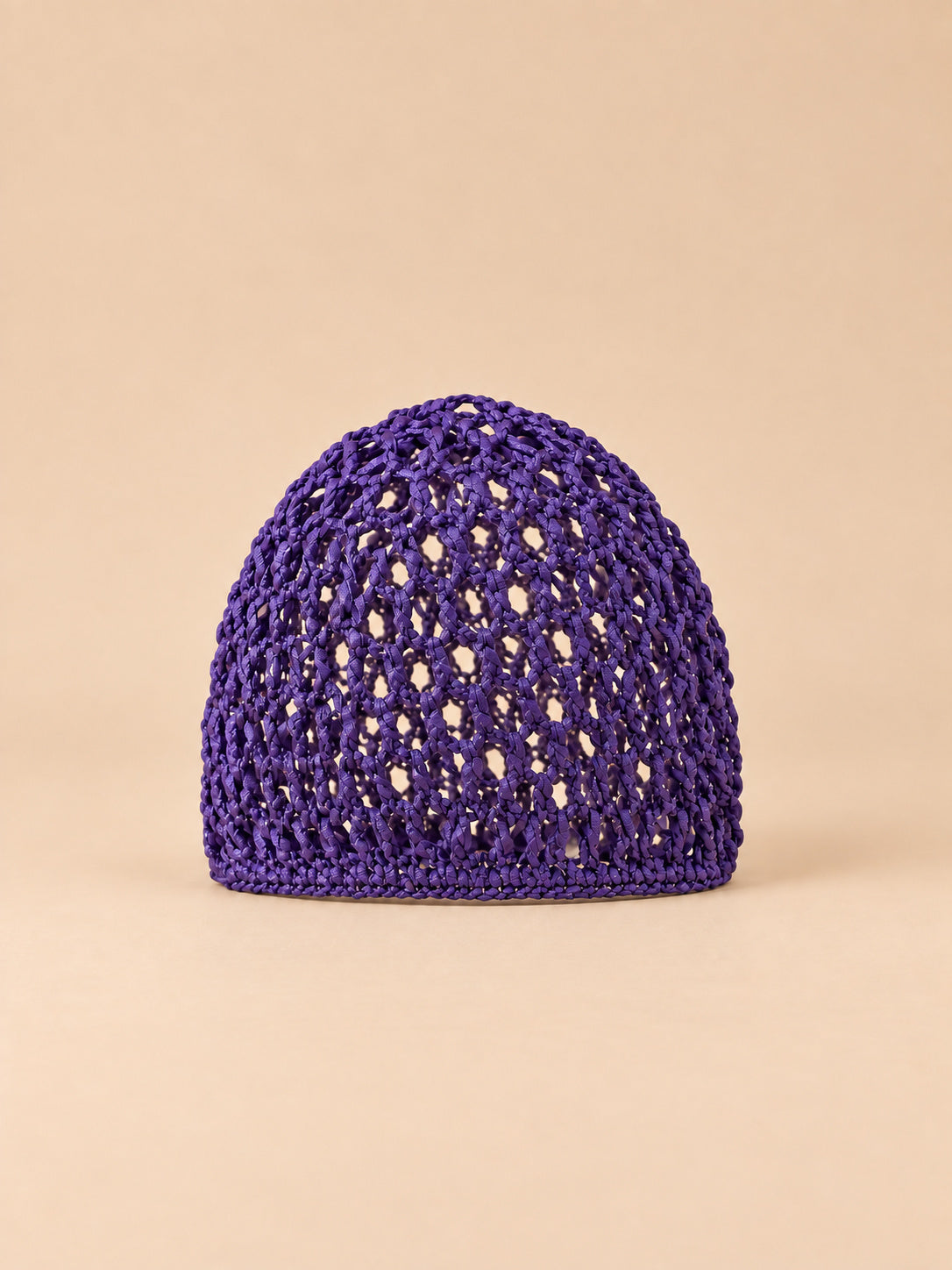 Bonnet résille au crochet violet, maille ajourée, vue de face